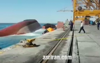 В иранском порту перевернулось торговое судно
