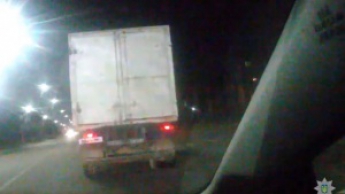 В Запорожье патрульные открыли стрельбу по колесам грузовика (Видео)