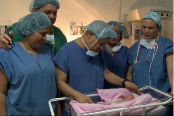 "Беременная" близнецом: в теле новорожденной девочки обнаружили еще один зародыш
