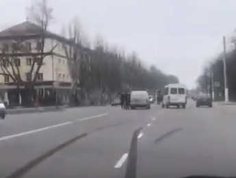 В Мелитополе маршрутка едва не перевернулась на проспекте (видео)