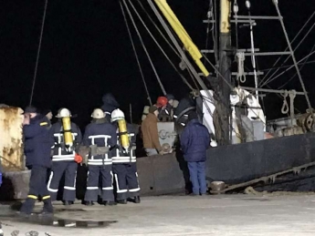 В Бердянске две пожарных машины тушили рыбацкое судно