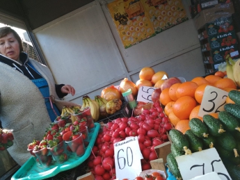 В Мелитополе на рынке появилась клубника - цена космическая