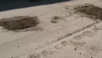 Ямы на дороге в Запорожской области «латают» грязью (ВИДЕО)