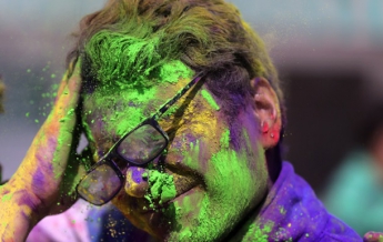 Буйство красок. В Индии завершается фестиваль Холи (фото)