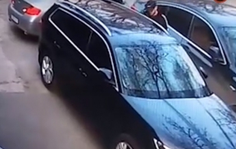 В Днепре из припаркованного авто украли 50000 евро (видео)