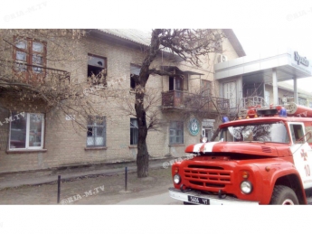 В Мелитополе горит многоквартирный дом – людей эвакуируют (фото, видео)