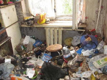 Ветерану АТО из Запорожья выделили комнату с трупом прежнего хозяина и горой мусора (ВИДЕО)