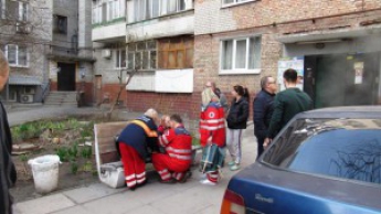 Запорожский пожарный забрался через балкон в горящую квартиру, чтобы спасти старушку (Видео)