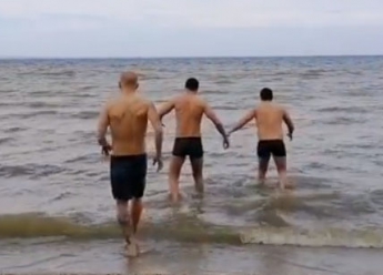 На Каховском водохранилище мелитопольцы открыли купальный сезон (видео)