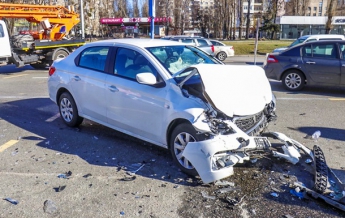 В Киеве столкнулись два такси: трое пострадавших