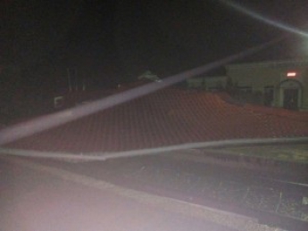 В Токмаке с железнодорожной станции ветер полностью сорвал крышу