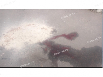 Жителей многоэтажки испугала лужа крови возле подъезда (фото)