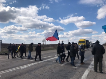 Под Мелитополем сельчане с флагами Украины и Чехии перекрыли трассу после инцидента с оторвавшимся колесом у автобуса (фото)
