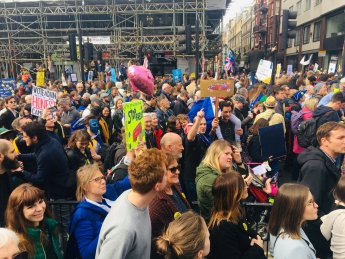 ​Миллион британцев вышли на улицы из-за Brexit: впечатляющие фото