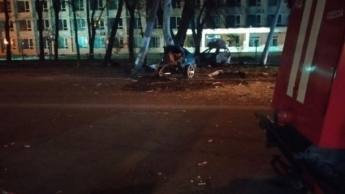 Страшное ДТП в Одессе: легковушка влетела в столб, есть погибшие