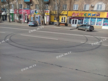 Стритрейсеры поставили свою «метку» в самом центре Мелитополя (фото)