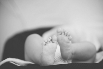 В Запорожье на капоте автомобиля обнаружили младенца