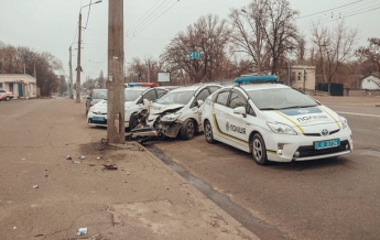 В Киеве полицейский Prius "влетел" в столб (видео)