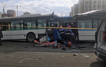 В Казахстане столкнулись три автобуса, есть жертвы (видео)