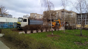 В Мелитополе стартовали работы по реконструкции сквера в центре города (фото)