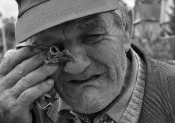 Бессердечный житель Запорожской области отобрал деньги у старика