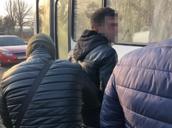 Турка задержали по пути в аэропорт Запорожья: пытался вывезти девушку для сексуального рабства (Фото)