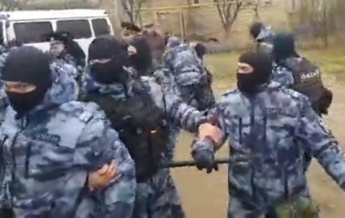 Обыски в Крыму: местные жители подрались с ОМОНом (видео)