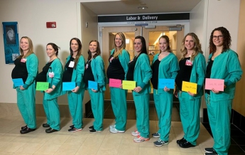 В роддоме США забеременели сразу девять медсестер (видео)