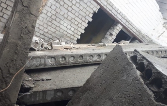 В Киеве на людей рухнули бетонные плиты: есть жертва (видео)