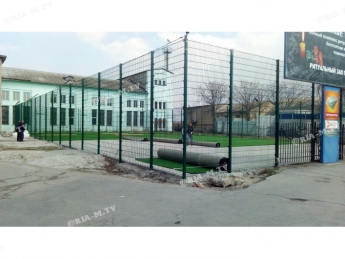 В Мелитополе подходит к завершению строительство нового спортивного поля (фото)