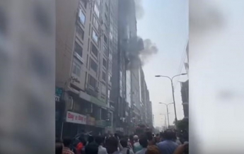 В Бангладеш горит небоскреб: люди прыгают из окон (видео)