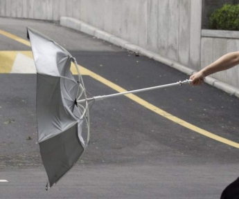 Порыв ветра унес мужчину на зонтике в небо. Видео