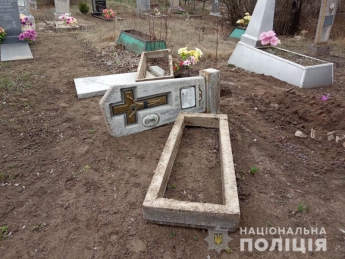 В Запорожской области задержали надругавшихся над могилами мужчин