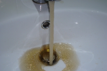 Какие отклонения найдены в пробах питьевой воды в Мелитополе