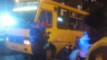 Во Львове 16-летняя девушка попала под внедорожник и рейсовый автобус (видео)