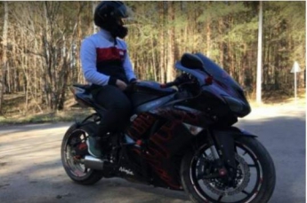 В сети появилось видео погони обиженного водителя за мотоциклистом