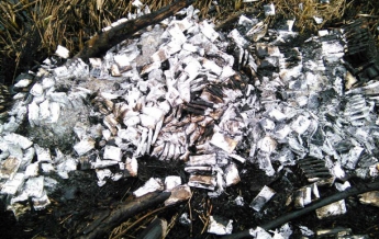 На границе с Польшей контрабандисты сожгли 12 ящиков сигарет (фото)