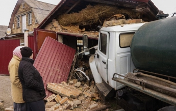 Под Киевом в результате ДТП грузовик с нечистотами влетел в гараж (фото, видео)