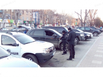 В Мелитополе в центре города обокрали джип, разбив боковое стекло (фото)