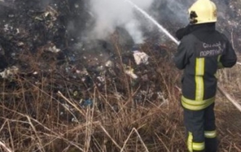 В Киевской области почти сутки тушили пожар на свалке
