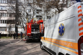 В Запорожье 16 спасателей тушили пожар от свечи, - ФОТО