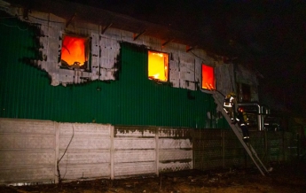 Пожар на предприятии под Киевом тушили всю ночь