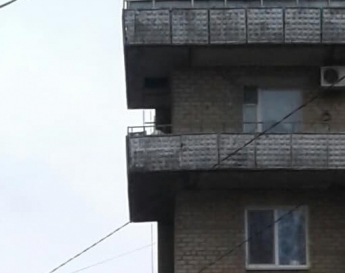 Над оживленным тротуаром угрожающе навис балкон (фото)