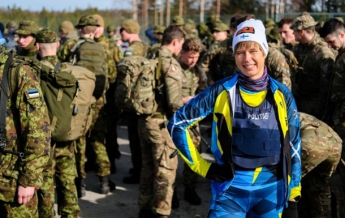 Президент Эстонии пробежала марш-бросок с военными