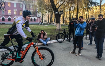 Кличко приехал голосовать на велосипеде (фото, видео)