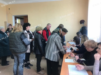 Чтобы проголосовать в Мелитополе приходится выстоять длинную очередь (фото)