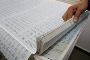 В Запоріжжі член ДВК  видала виборцю 10 бюлетенів замість одного