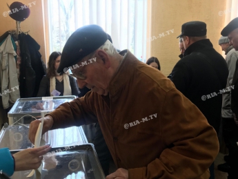 89-летний дедушка в Мелитополе забыл, поставил ли он галочку в бюллетене (фото)