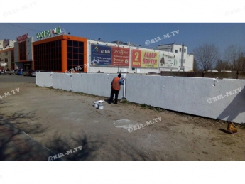 Патриотический забор в Мелитополе закрасили белым цветом (фото)