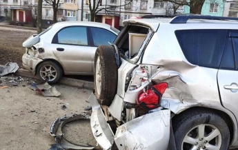 В Харькове Lexus врезался в четыре припаркованных авто(фото)